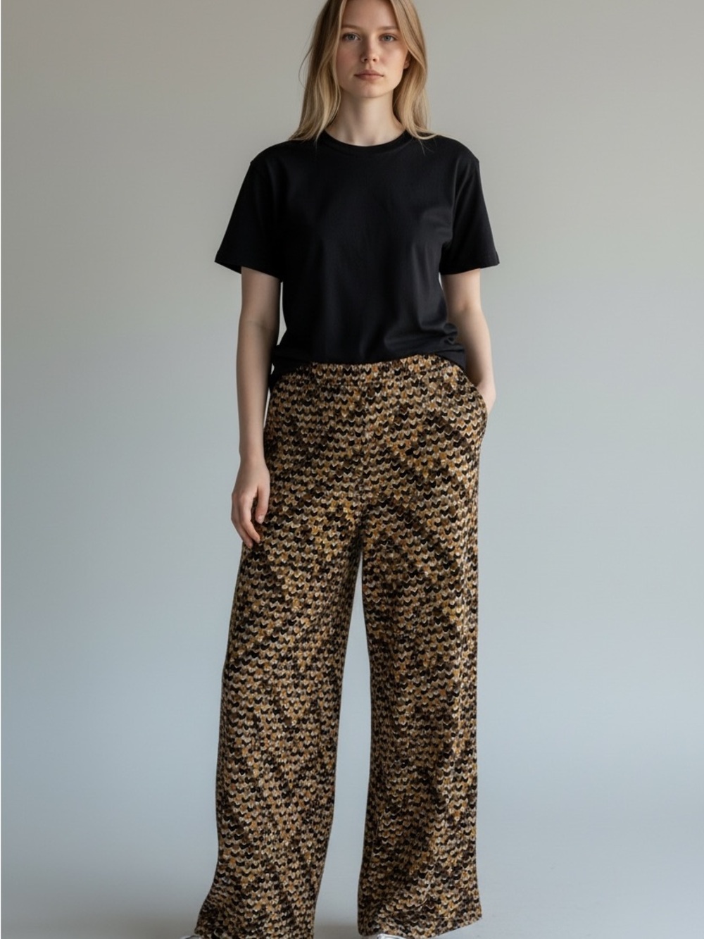 Wide-Leg Patterned Pants in Brown & Black